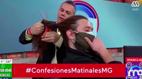 El momento exacto en que José Miguel Viñuela le corta el pelo al camarógrafo José Miranda en medio de "Mucho Gusto", de Mega.