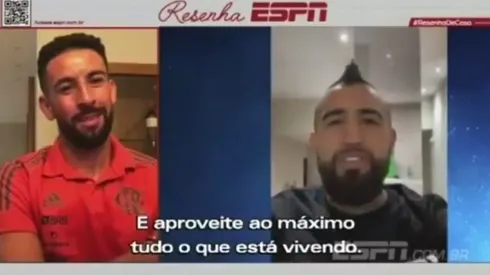 Mauricio Isla se encontró con Arturo Vidal en medio de un programa de televisión en Brasil. El King quiere jugar por Flamengo.