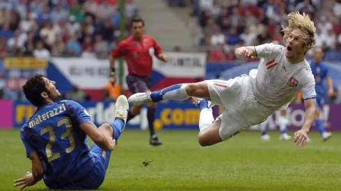 Materazzi y Nedved enfrentándose en duelo entre Italia y República Checa