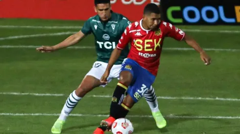 Cristián Palacios anotó un doblete al Wanderers de Ronald Fuentes, que se mostró muy verde