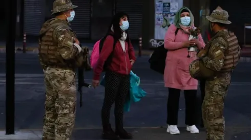 Violar el toque de queda supone una falta grave, que va desde multas hasta presidio efectivo.