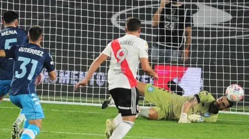 El tapatón de Gabriel Arias en el duelo entre Racing y River Plate.