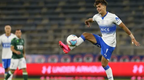 Saavedra tiene 22 años y ya debutó por La Roja y es titular indiscutido en la UC.