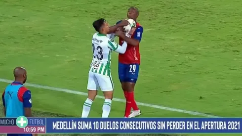 Alex Castro le pega a Juan David Mosquera, el VAR estaba caído y no apreció la escena polémica en el clásico paisa entre el DIM y Atlético Nacional en el fútbol colombiano
