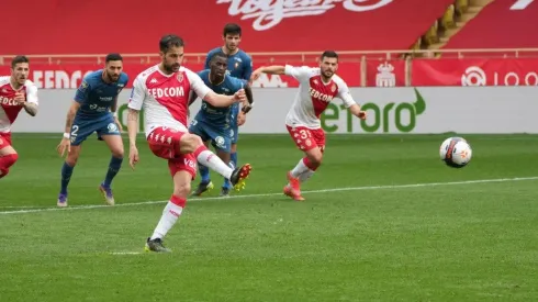 Mónaco abrió la cuenta gracias a un penal de Cesc Fábregas.