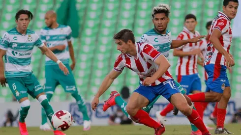 Mientras Santos pelea en la parte alta de la tabla, el presente de Chivas lo tiene peleando los últimos lugares.
