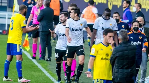 Los jugadores del Valencia se marchan indignados de la cancha