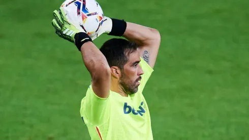 Claudio Bravo es nuevamente destacado por la prensa española por su actuación en el Betis