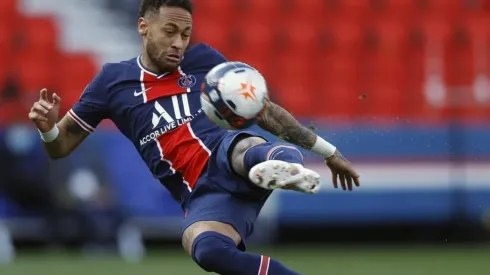 Neymar se desahogó de la expulsión jugando al póker.