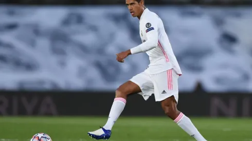 Raphael Varane se pierde el partido ante Liverpool por dar positivo de Covid-19