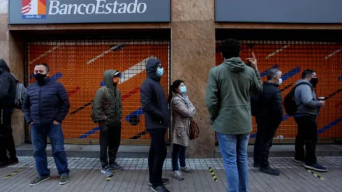 Personas esperan en la fila afuera de sucursal de Banco Estado