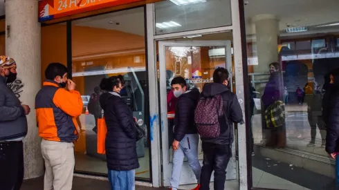 Personas esperan afuera de sucursal de Banco Estado