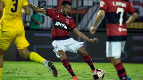 Mauricio Isla ha destacado como lateral del Flamengo, al punto de que hizo olvidar al legendario Rafinha en la posición