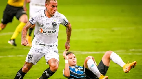 Eduardo Vargas marca de cabeza para el Atlético Mineiro