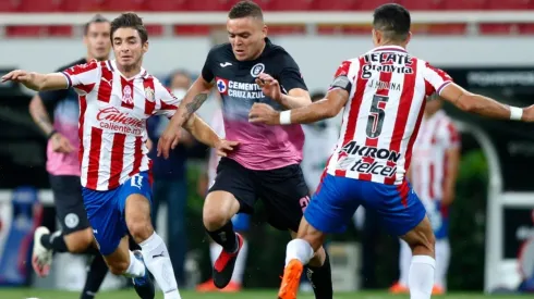 Cruz Azul tiene todo listo para clasificar como el puntero. Las Chivas em cambio se la deben jugar por un cupo en la liguilla.