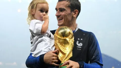 Griezmann con su hija y la Copa del Mundo