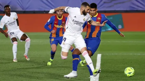 Karim Benzema abrió la cuenta para Real Madrid ante Barcelona con un golazo de taco.