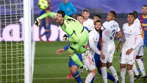 Lionel Messi casi marca un gol olímpico al Real Madrid en el clásico.