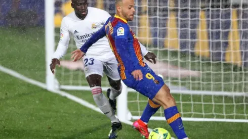 Koeman aumentó la polémica del posible penal de Mendy sobre Braithwaite.