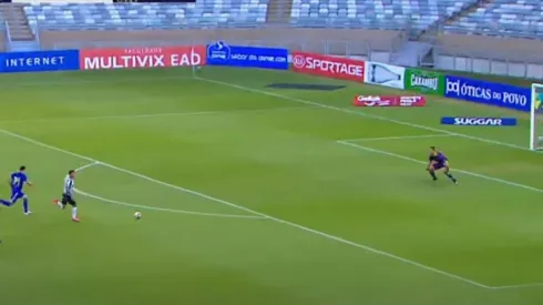 Edu Vargas estuvo muy cerca de marcar ante Cruzeiro