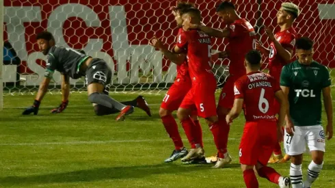 Valdivia marca su primer gol con la camiseta cementera.