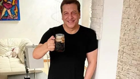 Julio César Rodríguez "piscoleando" antes de vacunarse.