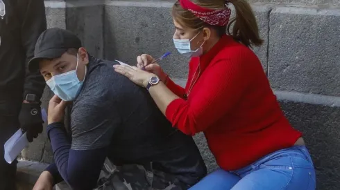 Centenares de migrantes se han agolpado en calle Catedral para regularizar la situación.