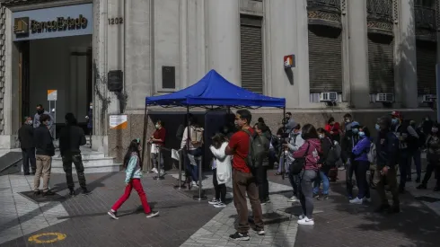Gran cantidad de persona realiza fila en el Banco Estado