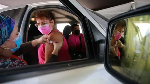 Operativo de inoculación al auto a personas sanas en Espacio Riesco