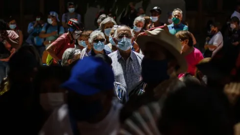 Filas de personas afuera de sucursal de Banco Estado