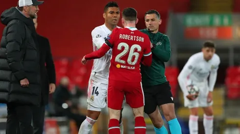 Andrew Robertson increpa a Casemiro tras el patadón a Milner en el Liverpool-Real Madrid.
