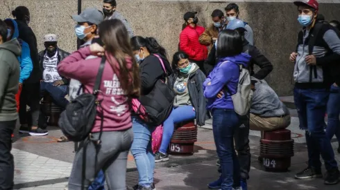 Gran cantidad de persona realiza fila en el Banco Estado