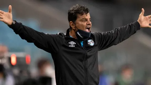 Renato Gaúcho queda afuera del banquillo de Gremio.