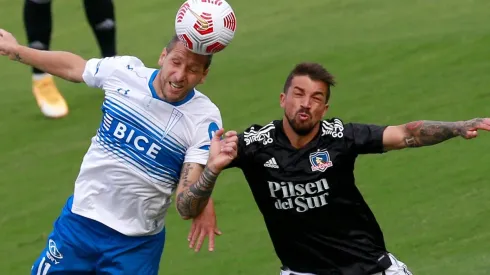 El argentino Luciano Aued y el peruano de origen uruguayo Gabriel Costa disputan el balón en el clásico entre Universidad Católica y Colo Colo