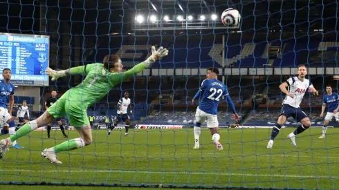Harry Kane respondió con doblete a los dos tantos de Gylfi Sigurdsson,