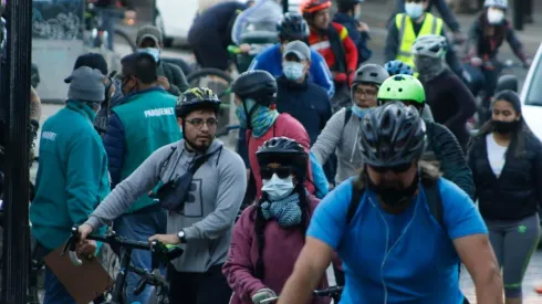 Chilenos se aglomeran en Parquemet usando la franja deportiva