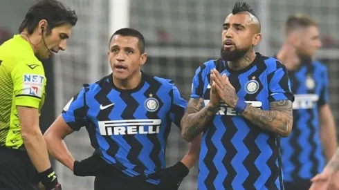 Alexis Sánchez y Arturo Vidal bien pueden quedar fuera de la Roja por "culpa" de la Superliga.