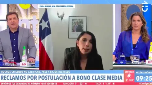 Julio César Rodríguez en pleno diálogo con Karla Rubilar. Mientras, Monserrat tomó palco.