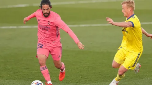 El Madrid visita al Cádiz mirando de reojo el liderato del fútbol español.