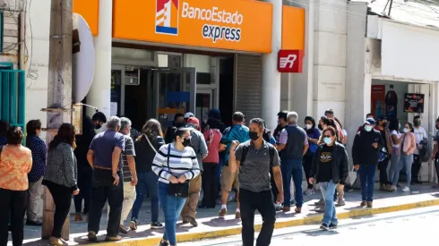 Decenas de personas en las afueras de Banco Estado Express