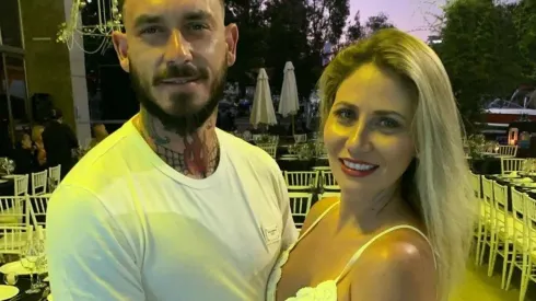Mauricio Pinilla junto a su esposa Gisella Gallardo.