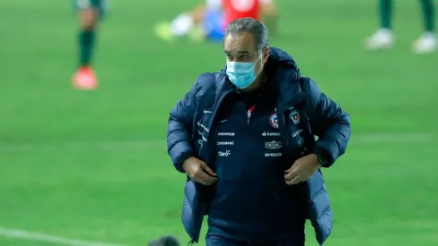 Martín Lasarte está en constante comunicación con sus dirigidos.