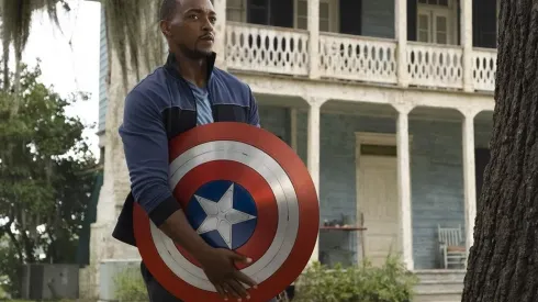 Anthony Mackie interpreta a Sam Wilson en The Falcon and The Winter Soldier.
