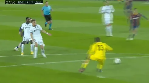 Sofian Chakla hizo un insólito autogol ante Barcelona.