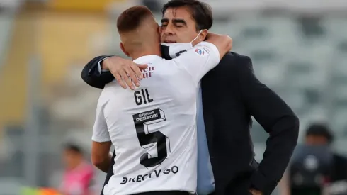 Gustavo Quinteros se abraza y le agradece a Leonardo Gil en el Superclásico que Colo Colo ganó.