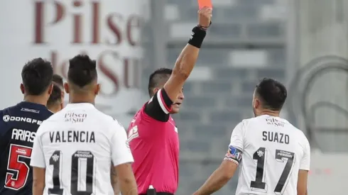 Gabriel Suazo vio la tarjeta roja en los instantes finales del Superclásico que le ganó Colo Colo a Universidad de Chile en el estadio Monumental.