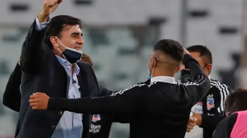 Gustavo Quinteros celebra el triunfo de Colo Colo en el Superclásico.