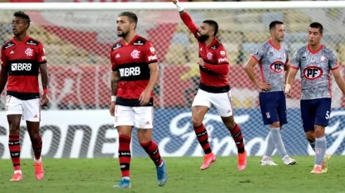 Gabriel Barbosa festeja uno de los goles de Flamengo ante La Calera por Copa Libertadores.