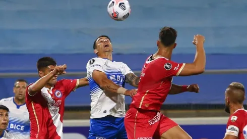 Universidad Católica cayó ante Argentinos y quedó muy complicada en la Libertadores.