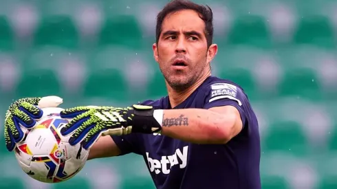 Claudio Bravo la rompió durante abril y está nominado a mejor jugador del mes en La Liga.